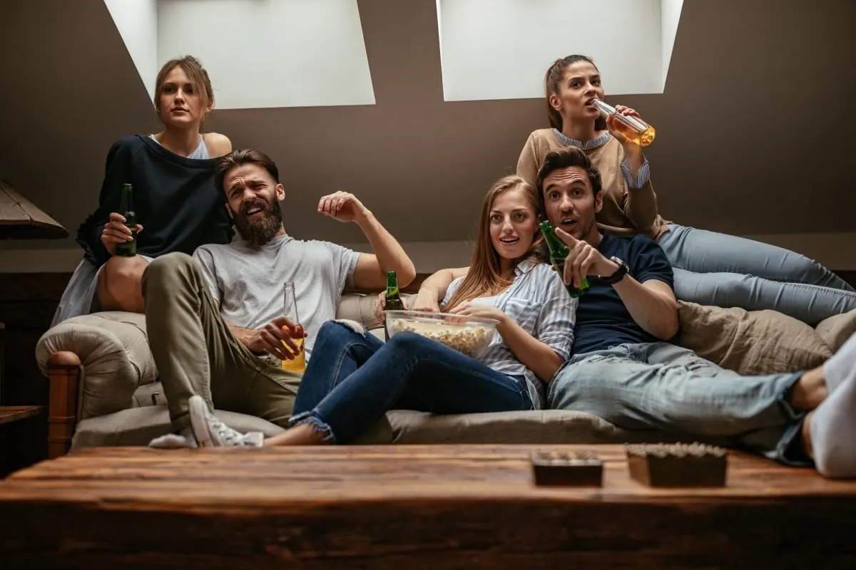 Amigos assistindo a um filme em casa